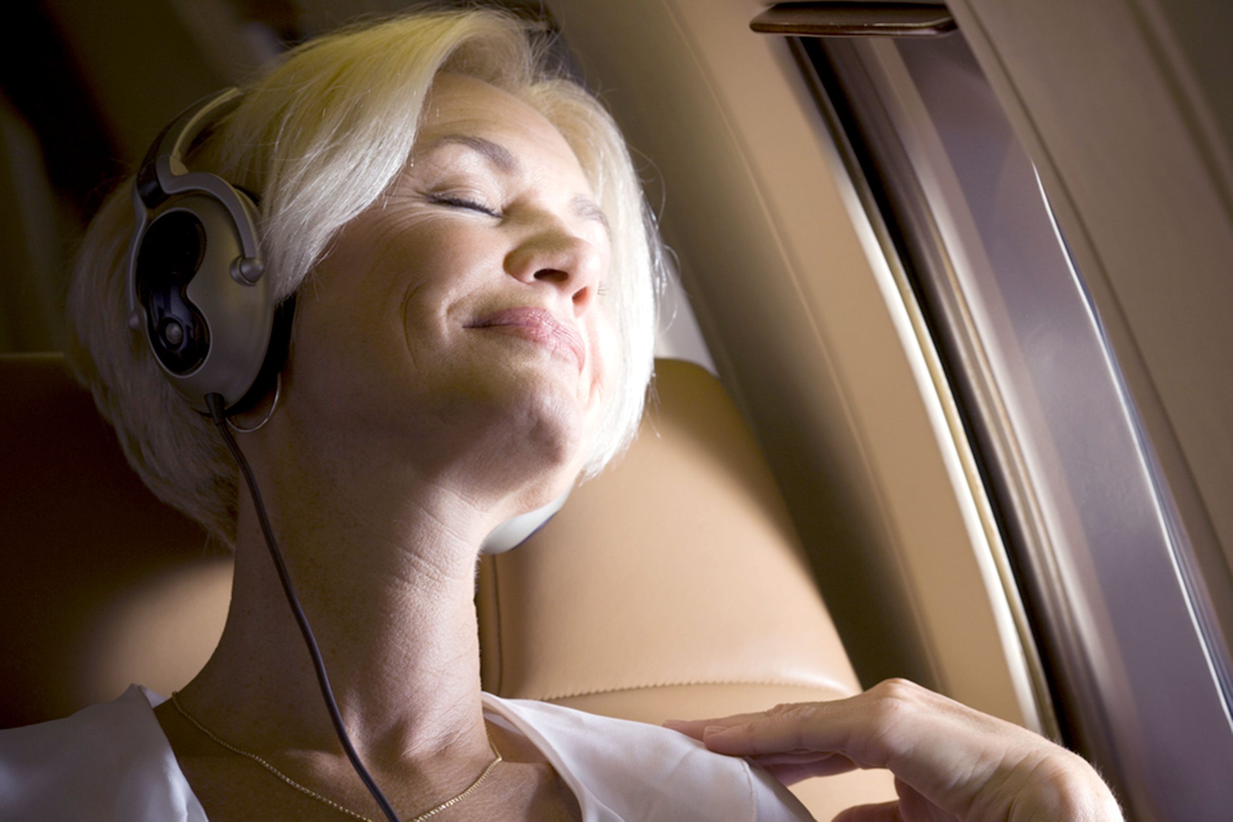 Nunca pode dormir em um avião? Viajantes experientes revelam 14 segredos da soneca 