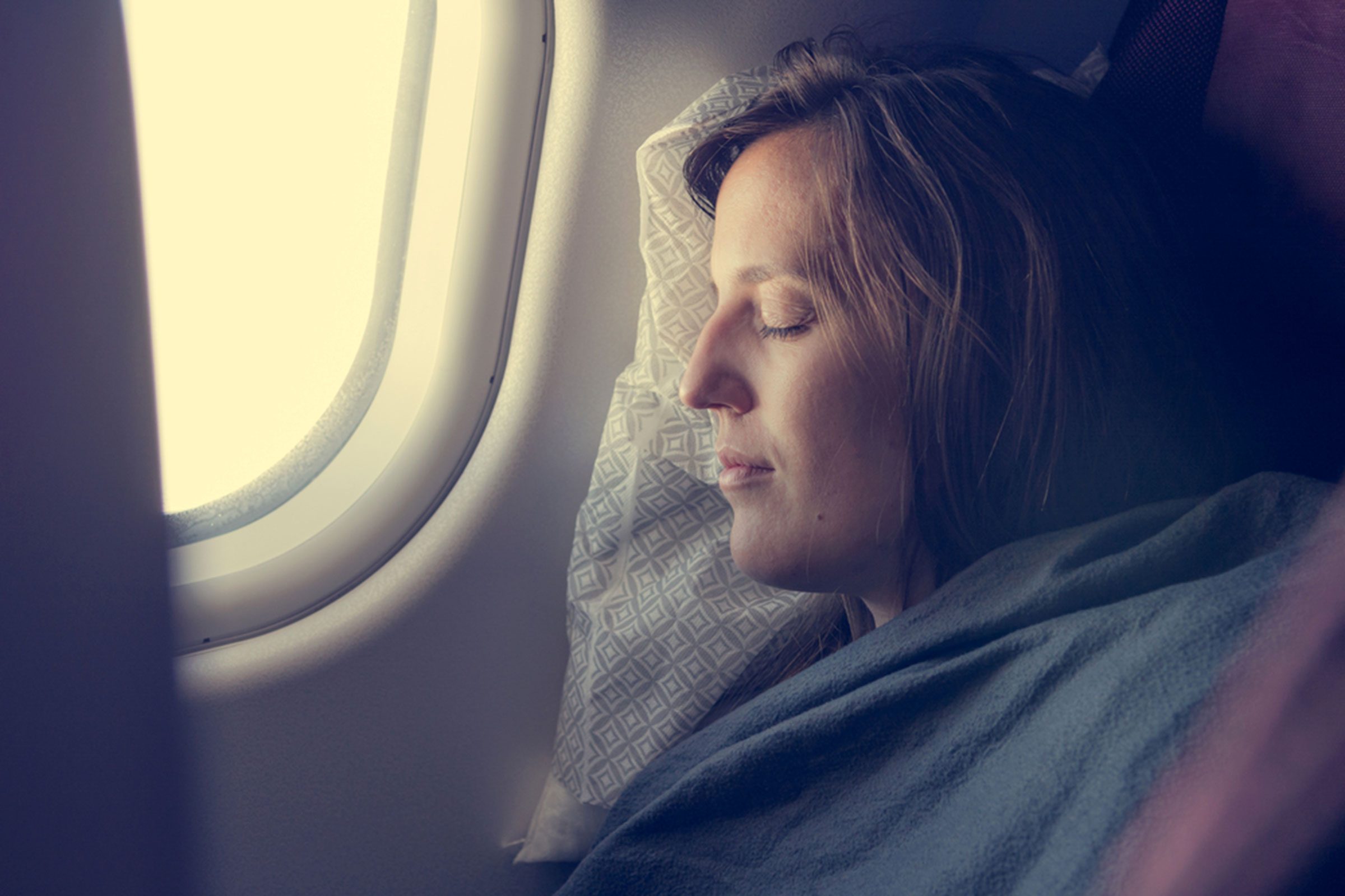 ¿Nunca se puede dormir en un avión? Viajeros experimentados revelan 14 secretos para dormir 