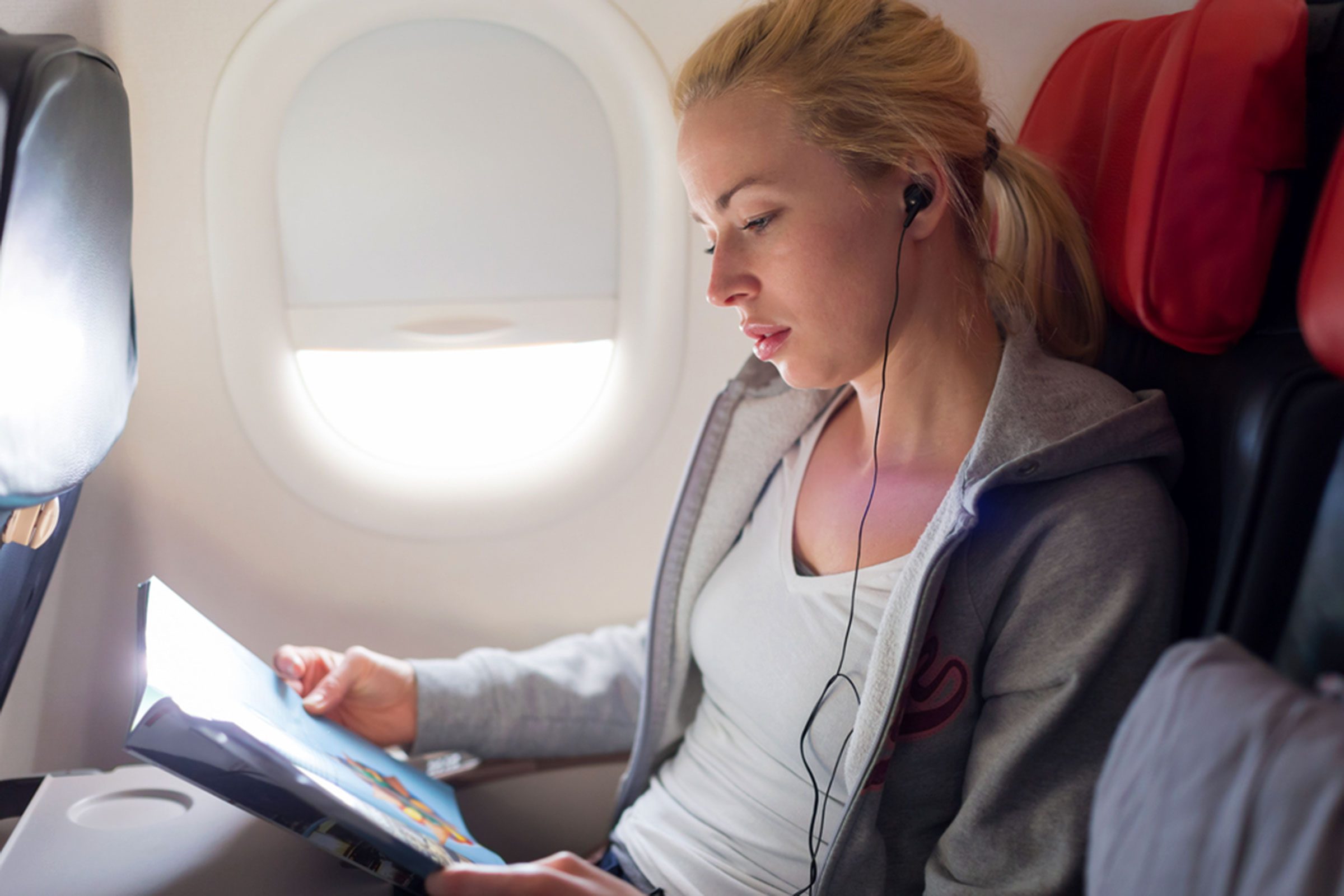 Nunca pode dormir em um avião? Viajantes experientes revelam 14 segredos da soneca 
