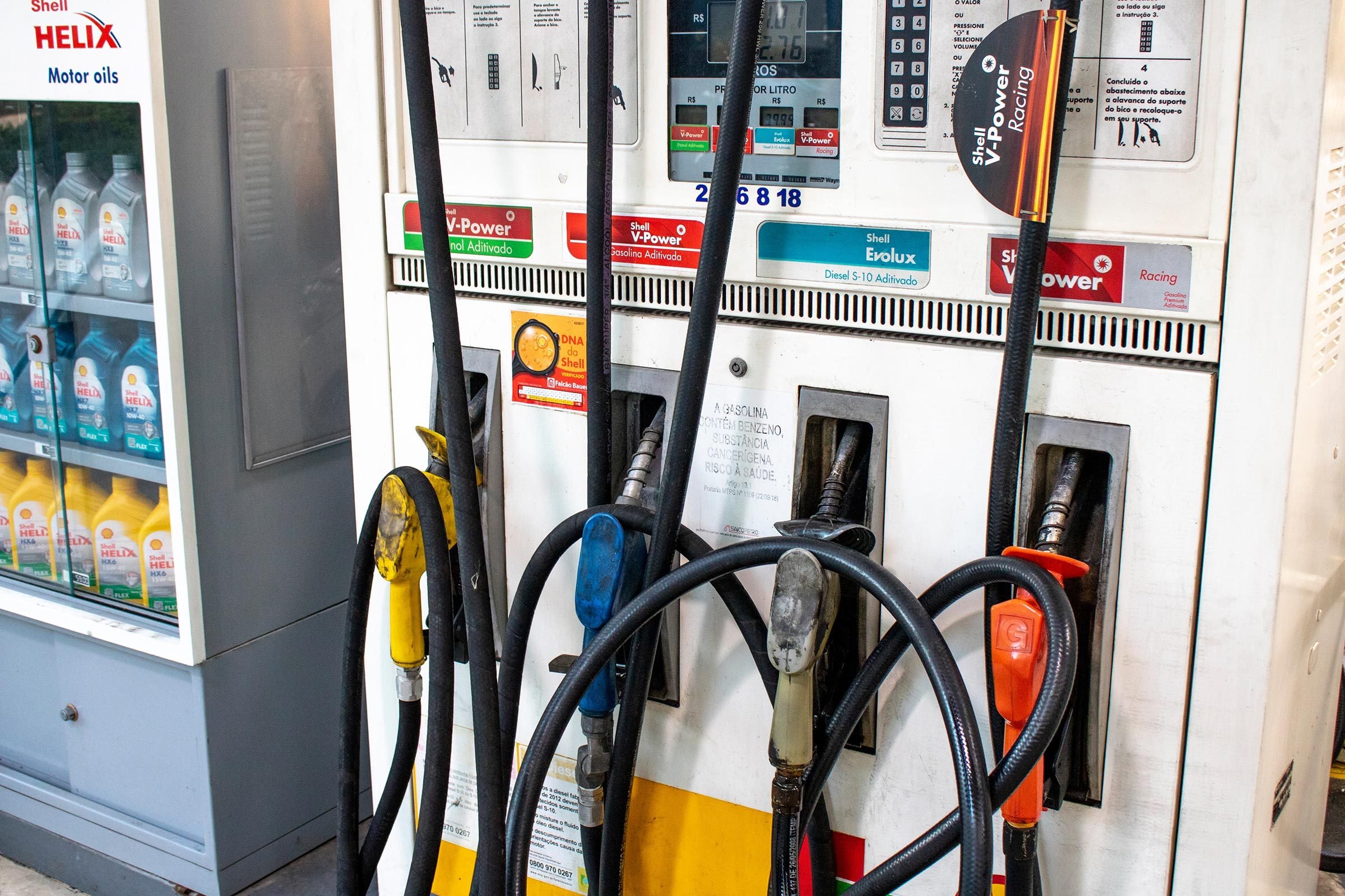 13 errores potencialmente peligrosos que cometes al cargar gasolina 