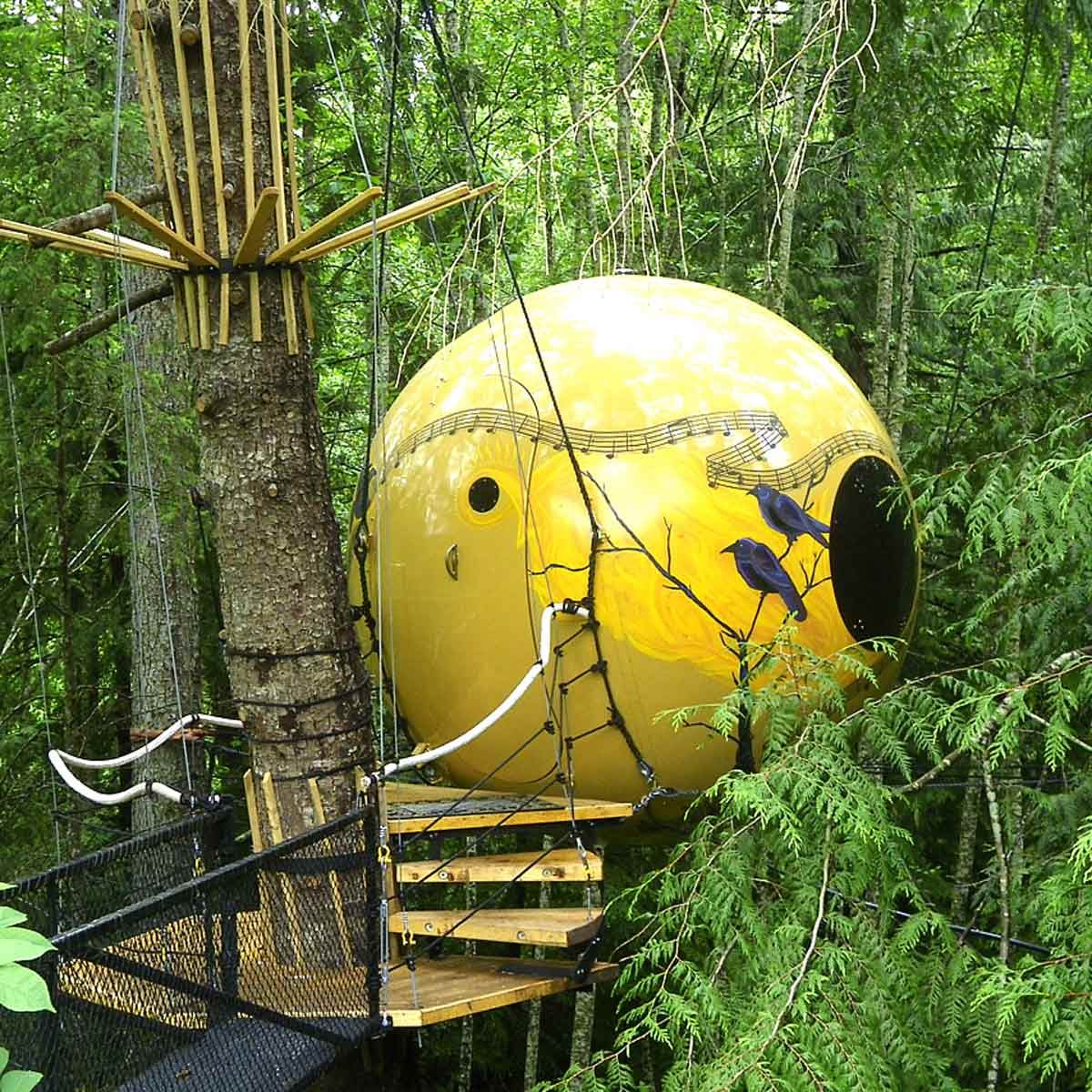 19 Rumah Pohon yang Terlihat Seperti UFO 